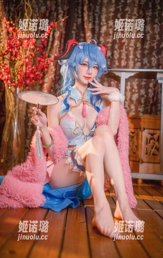 在Sally Dorasnow的睡衣里打个盹，真该下载几张原图留念，不然可惜了这份慵懒。